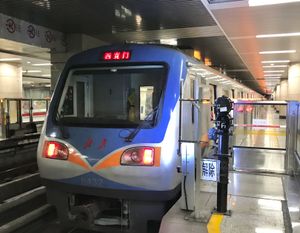 2017년 둥즈먼 역에 정차한 리모델링 전 DKZ5 차량