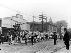 1909년경 시애틀에서 열린 중국 용의 퍼레이드.