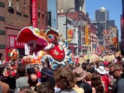 2008년 음력설 축제 기간 동안 멜버른 차이나타운에서 퍼레이드하는 밀레니엄 다이 롱 드래곤.
