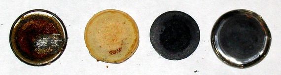 CR2016 전지를 분해한 모습1 : 뒤집어져 놓인 리튬 음극. 전지가 방전되면서 쓰인 리튬이 약간 벗겨져 있다.2 : 얇은 다공성 물질 내에 전해질(리튬염이 용해된 유기용매)이 채워져 있는 격리판3 : 이산화망간으로 이루어진 양극4 : 양극 뚜껑. 탄소층으로 된 집전 장치가 부착되어 있고, 가장자리를 따라 개스킷이 있다.