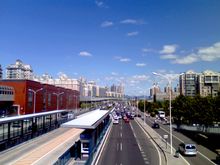  왼쪽에 있는 것은 톈퉁위안난 역이며, 중앙에는 BRT 노선이 보인다.