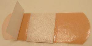 부분적으로 제거된 릴리스 라이너가 있는 반창고