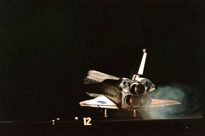 STS-88이 1998년 12월 15일 우주 왕복선 착륙 시설에 착륙하고 있다.