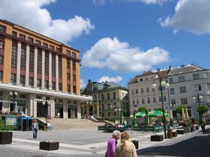 미로베 광장과 신 시청사(왼쪽)