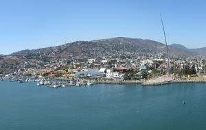 태평양의 엔세나다 항구에서 바라본 말레콘 데 엔세나다