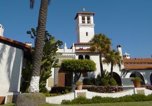 역사적인 호텔 리비에라 델 퍼시픽(Hotel Riviera del Pacífico)은 오늘날 문화 센터이다.