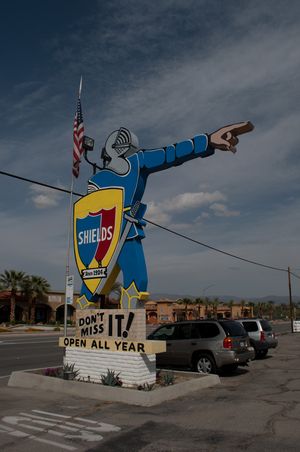 인디오에 있는 쉴즈 데이트 가든 입구 표지판