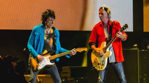 2016년 10월 7일 데저트 트립에서 공연하는 롤링 스톤스