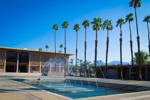 캘리포니아 팜 데저트의 데저트 칼리지 캠퍼스에 있는 "국제 지식의 분수"