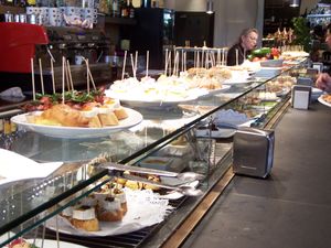 바에 진열된 다양한 핀초