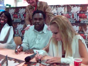 2005년, 닥터 알반과 얌부가 1993년 싱글 "싱 할렐루야!"를 홍보하며 사인하는 모습