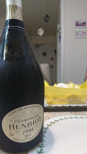 프랑스 샹파뉴 지역에서 생산되는 '샴페인'