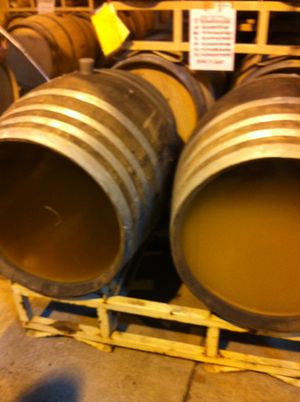 샤르도네는 종종 리(lees)에서 숙성되며, 부드럽고 크리미한 입안에서의 느낌을 주기 위해 정기적으로 리를 저어준다. 오른쪽은 최근 리를 저어준 샤르도네 배럴의 예시이다.