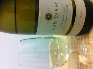 오크 처리하지 않은 샤르도네와 구별하기 위해 "오크 처리 안함"이라고 표시된 러시아 강 계곡의 샤르도네