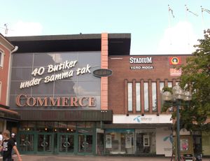 헤르티 요한 토르에 있는 상업 쇼핑 센터 입구