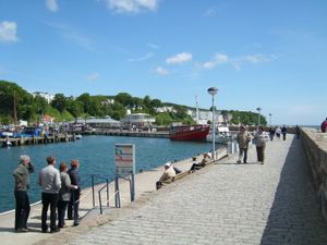 자스니츠 옛 항만의 방파제 벽