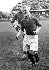 1950년 스웨덴 축구 국가대표팀과의 친선 경기에서 "프레스렌스 라그"에서 뛰고 있는 스코글룬드