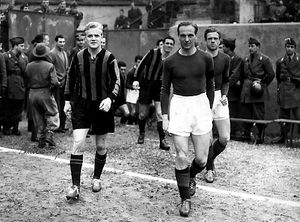 스코글룬드(왼쪽)이 1951년 1월 7일 토리노와의 경기 전에 입장하는 모습. 그는 동료 스웨덴 선수 셸 로센 (오른쪽)과 마주했다.