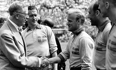 스웨덴 국왕 구스타프 6세 아돌프가 1958년 자국에서 열린 월드컵 기간 동안 "나카"에게 인사를 건네고 있다. 닐스 리드홀름 주장, 군나르 그린과 아그네 시몬손도 함께 촬영되었다.