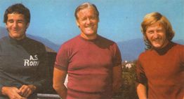 AS 로마 감독 닐스 리드홀름이 1975-76 프리시즌에 팀의 새로운 선수인 포워드 카를로 페트리니 (왼쪽)와 미드필더 로리스 보니 (오른쪽)와 함께 포즈를 취하고 있다.