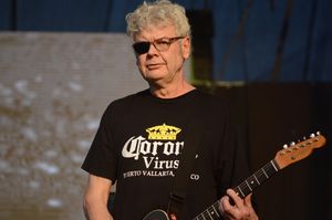 2022년 폴란드 밴드 Kult 멤버가 회사 로고("Corona Virus")를 패러디한 티셔츠를 입고 있다.