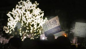 미국 촛불 시위에서 가짜 우루무치 중로 표지판