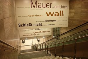 승강장으로 내려가는 계단부에 설치된 인용문