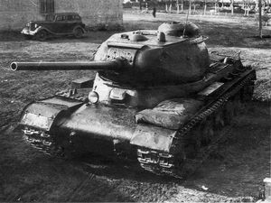 IS-85 (IS-1) 시제형은 85 mm 방공포 M1939로 무장했다. 개조판인 IS-2는 122 mm 포 M1931/37로 주포가 변경되었다.