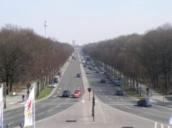 게르마니아 계획에서 동서 횡단 메인 스트리트의 서쪽 절반이 될 예정이었던 현재의 6월 17일 거리. 멀리 동쪽 절반이 될 예정이었던 운터 덴 린덴과의 경계인 브란덴부르크 문이 보인다.