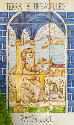 푸이그 데 란다에 있는 쿠라 성소의 세라믹 천장 조명.