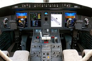 605 항공기의 조종석에는 전자 비행 가방 기능을 갖춘 Pro Line 21 항공 전자 시스템과 더 큰 화면이 있습니다.