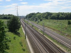 왼쪽: 글라조어 담-본스도르프 쥐트 노선 분기점, 오른쪽: 그뤼나우 교차점 방면 베를린 외곽순환선