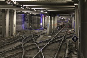 중앙에 반전 및 대기 야드가 있는 포츠다머 플라츠역 북쪽의 터널