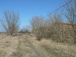 그로스베렌역 역 건물 서쪽에 있는 교외 철도 둑