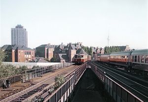 동서베를린의 경계였던 훔볼트하펜을 건너는 두 열차, 1986년