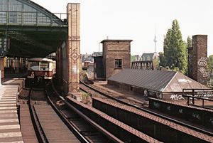 베를린 레르터 도심선역은 기념물 보호 대상이었으나, 2002년 신중앙역 건설을 위해 철거되었다.