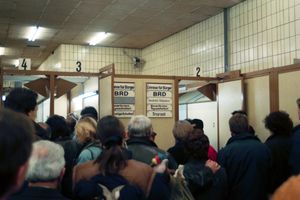 1989년 11월, 동독 여권 통제소