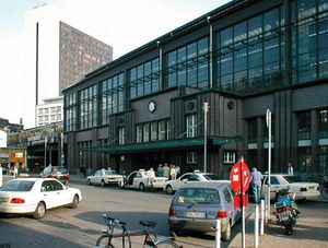 복원된 역으로, 테라코타 클링커 벽돌로 벽면을 덮었다.