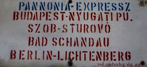 열차 경로 표지판: 판노니아 익스프레스 부다페스트 – 바트 잔다우 – 베를린-리히텐베르크