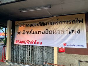 역 폐쇄에 반대하는 표지판에는 "태국 철도 역사를 파괴하지 마십시오. 후아람퐁역 폐쇄를 취소하십시오. #후아람퐁역을 지켜라"라고 적혀 있으며, 이는 나콘 람팡역에서 찍힌 사진이다.