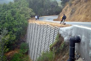 크립 옹벽의 예