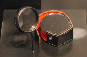 《The Piper at the Gates of Dawn》 앨범 커버 사진 촬영에 사용된 빅 싱의 렌즈 (Pink Floyd: Their Mortal Remains 전시회에 전시됨)