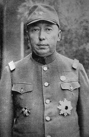 일본식 제복을 입은 데므치그돈로브