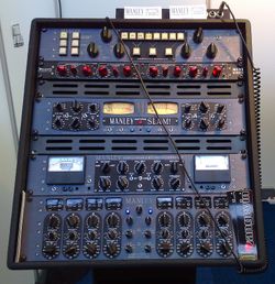 랙 최하단에 있는 Manley Mastering Version Massive Passive EQ 스테레오 이퀄라이저