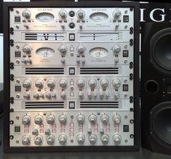 랙 최하단에 있는 Avalon AD2077 Pure Class A Mastering Equalizer