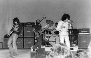 1976년 3월 공연하는 나자레스