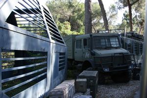 촬영 중 사용된 공룡 우리와 InGen Unimog.