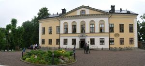 크고, 2층짜리 황갈색과 흰색 집