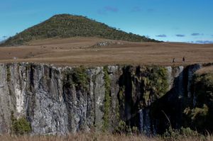 피쿠 두 몬테 네그루는 주에서 가장 높은 산이다.