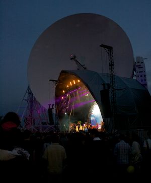 조드렐 뱅크 천문대에서 공연중인 플레이밍 립스